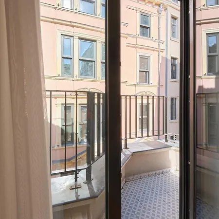Apartahotel Lagirio Taksim 4*