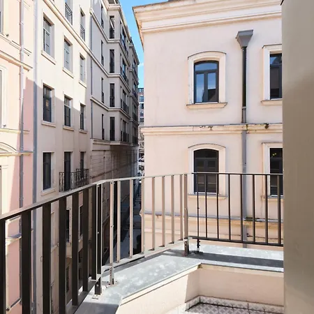 Lagirio Taksim 4*